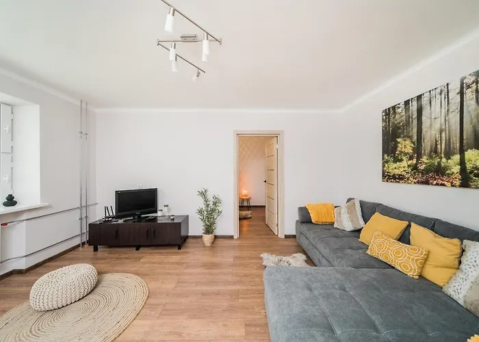 Bright Apartment Near The Mall